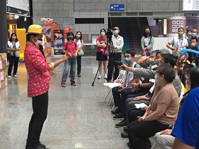 活动开场由魔术师表演精彩魔术，活络现场学童的气氛。（崔正纲摄）