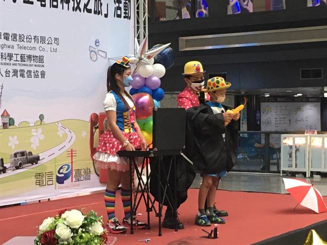 魔术师还邀请1名学童一起互动，表演精彩的魔术逗得台下的学童们哈哈大笑。（崔正纲摄）