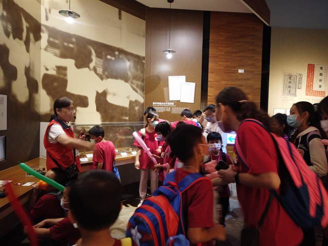 老师与馆内志工领导参观重头戏「电信@台湾」常设厅，藉由厅内各个电话文物以及海底电缆、卫星等设备，让小朋友们了解原来现今有如此方便通话的环境，是需要经过如此多的设备相辅相成的。（科工馆提供／崔正纲高雄传真）