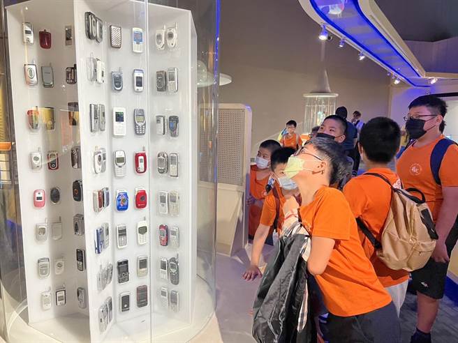 老师与馆内志工领导参观重头戏「电信@台湾」常设厅，藉由厅内各个电话文物以及海底电缆、卫星等设备，让小朋友们了解原来现今有如此方便通话的环境，是需要经过如此多的设备相辅相成的。（科工馆提供／崔正纲高雄传真）