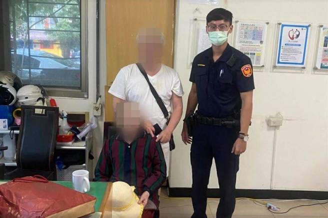 中和警方协助迷路妇人找寻家属。（警方提供／李奇叡新北传真）