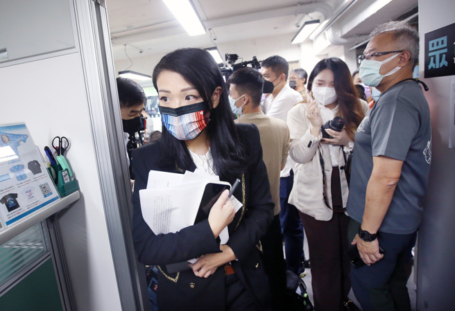 民眾黨新竹市長參選人高虹安（左）。（范揚光攝）