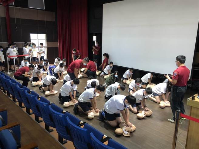 桃園市消防局第三救災救護大隊蘆竹分隊，今天會同蘆竹區公所到光明國小辦理地震應變暨疏散演練暨防災宣導。（蘆竹分隊提供／陳夢茹桃園傳真）