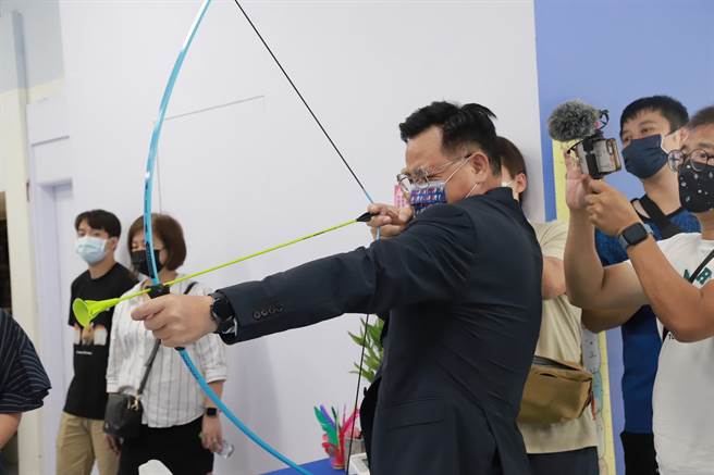 林耕仁竞选总部跳脱过去传统政治人物竞总的僵硬、制式办公室风格，改以简约、活泼的方式，强调互动、开放、对话3大原则，提供飞镖、射箭、篮球、毽子等游戏器材。（林耕仁提供／陈育贤新竹传真）