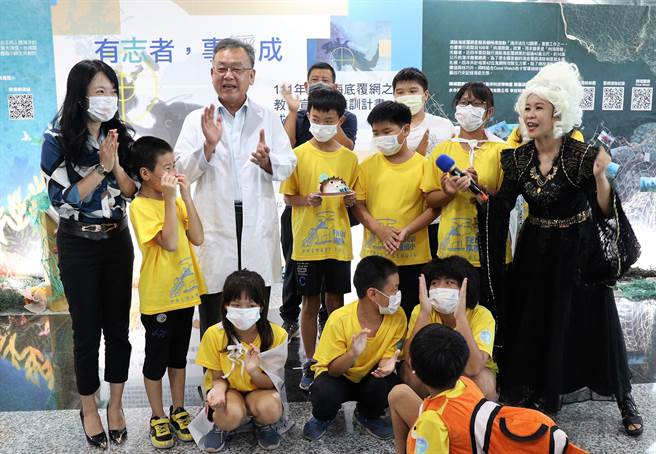 澎湖縣長賴峰偉為宣導清除海底覆網、海洋活化12願景的重要性，與風櫃國小師生獻聲錄製「海洋保育廣播劇」，讓大家重視海洋廢棄物清理的重要性。（張茂雄攝）