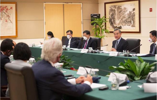 中國國務委員兼外長王毅在紐約與美中關係全國委員會、美中貿易全國委員會、美國商會代表成員進行座談交流。（新華社）