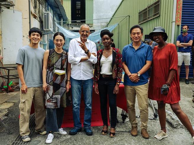 張豐豪（左起）、吳可熙、導演席沙克、Nina Mélo、張翰、Isabelle Kabano出席開鏡儀式。(高雄市電影館提供)