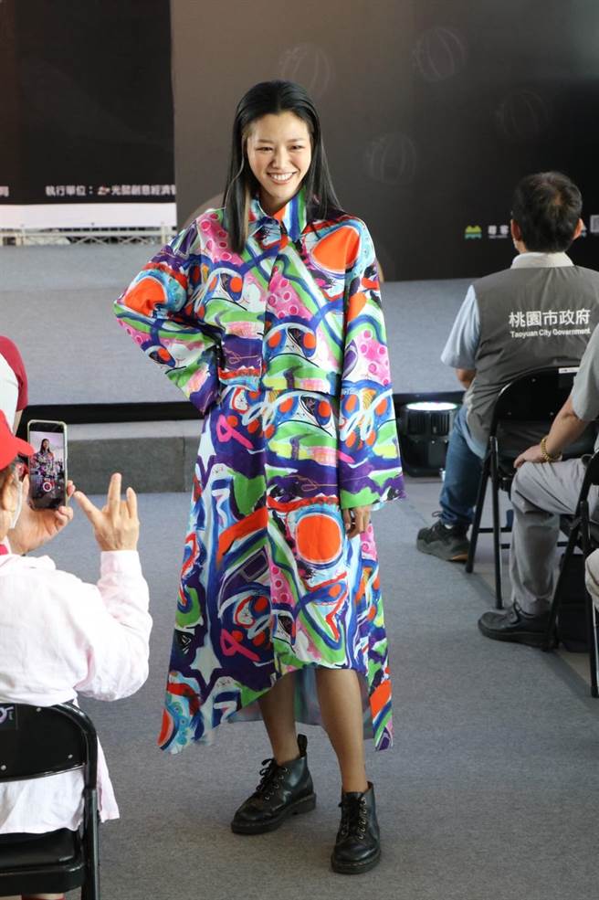 伊林名模若绮展示客家时尚服饰作品。（蔡明亘摄）
