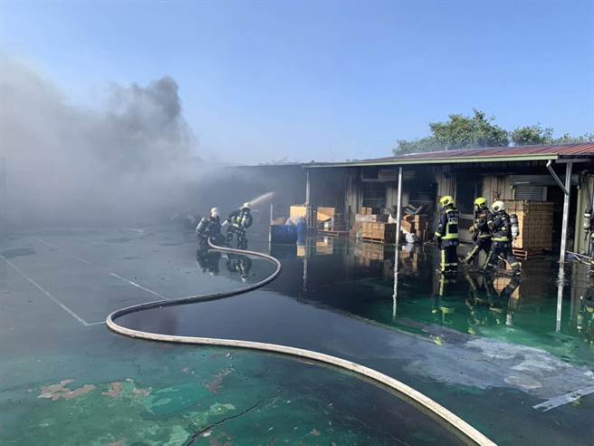 台中市清水区三美路今天下午发生一起工厂火警！起火原因及财损？正由相关人员调查及评估中。(民眾提供)
