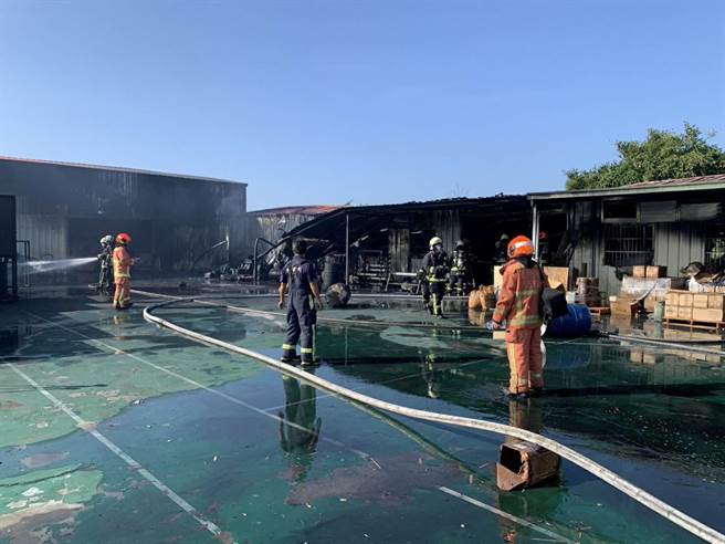 台中市清水区三美路今天下午发生一起工厂火警！起火原因及财损？正由相关人员调查及评估中。(民眾提供)