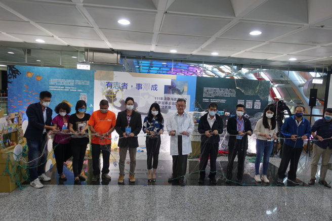 除覆网计画开幕剪彩仪式，一起剪开网具，共同守护海洋，县长赖峰伟特地扮成菊岛博士。(高科大提供)