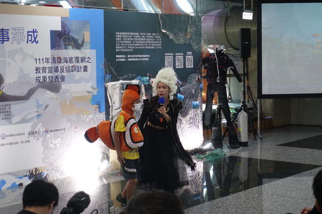 「龟向大海」剧场版，风柜国小小朋友扮演小丑鱼一起宣导守护海洋理念。(高科大提供)