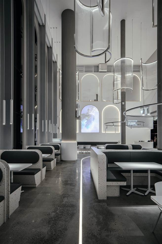 贰楼微风南山店以挑高9米空间搭配天花特制造型灯具，为空间带来延伸感。（贰楼提供）