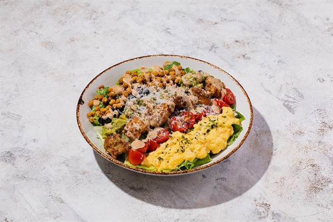 「彩虹炸鸡胡麻沙拉」以综合生菜为底，爽口不油腻，350元。（贰楼提供）