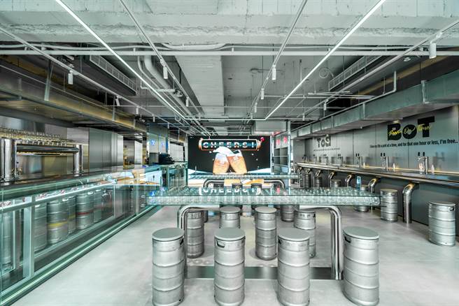 SUNMAI BAR PARK2店呈现科技感，现场大萤幕还会显示当日啤酒即时销量，累计酒量达标就招待现场一人一杯啤酒。（金色三麦提供）