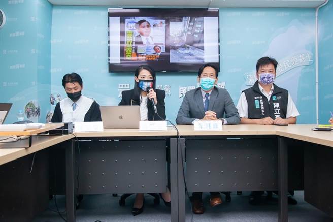民眾党新竹市所有党籍各级参选人20日齐声痛批绿营一条龙攻击袭向高虹安。图为高虹安（左二）上午举行记者会。（高虹安提供／陈育贤新竹传真）