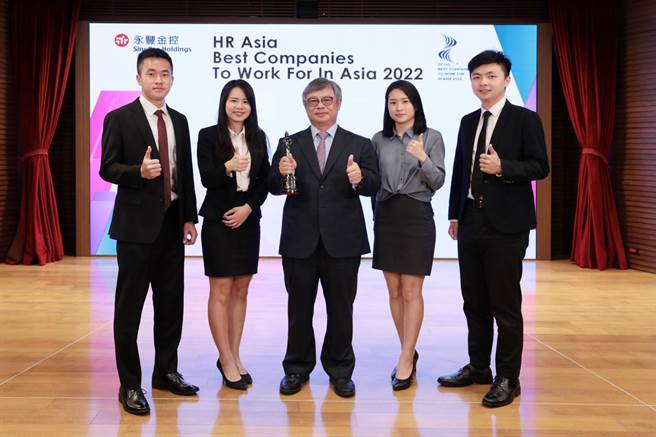永丰金连续三年获得《HR Asia》「亚洲最佳企业雇主奖 」。图中为永丰金控总经理朱士廷。   （永丰金提供）