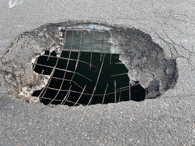 日前云林县麦寮乡云3-1线的濠沟桥破一个大洞，虽与地震无关，但有紧急危险，云林县府将立即拆除重建。（云林县府提供）