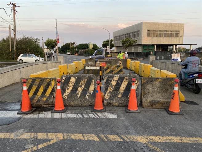 云林县麦寮乡云3-1线的濠沟桥封闭中，县府将以最快速、最省钱方式在3个月内修復完毕。（云林县政府提供）