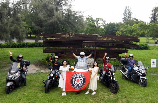 推广南迴艺术公路旅行，策展单位邀请重机骑士及台东女中美术班师生代言。（庄哲权摄） 