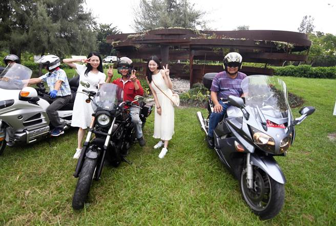 推广南迴艺术公路旅行，策展单位邀请重机骑士及台东女中美术班师生代言。（庄哲权摄）