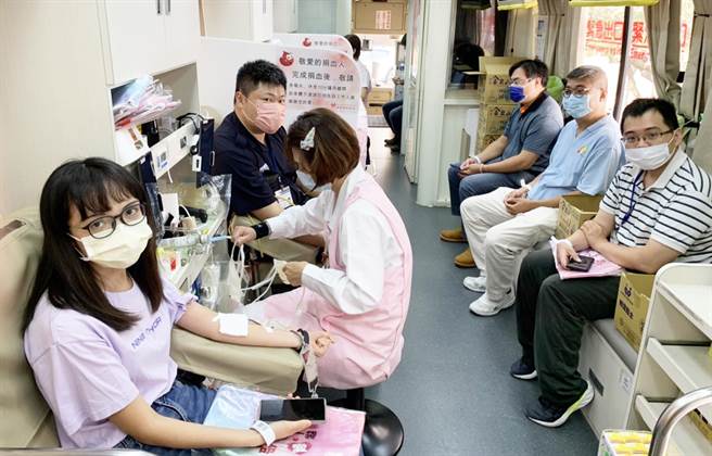 台中港务分公司邀请港区各业工作者及港务公司同仁，一起挽袖捐热血。（台中港务分公司提供）
