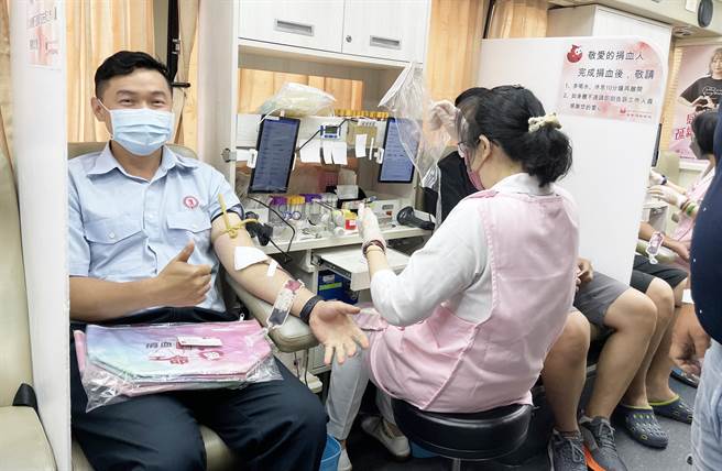 台中港务分公司邀请港区各业工作者及港务公司同仁，一起挽袖捐热血。（台中港务分公司提供）