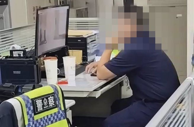 台南市警五分局交通分隊蕭姓警員昨天上班看動漫，已遭記過調職。（讀者提供曹婷婷台南傳真）