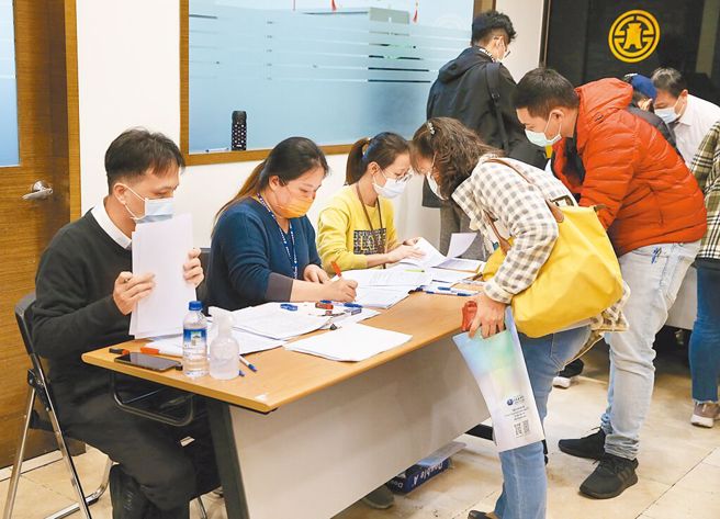 圖為去年民眾搶買防疫保單盛況。（本報資料照片）