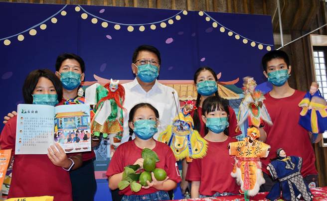 屏縣府出版屏東本位台語教材，教孩子用母語走讀屏東。(林和生攝)