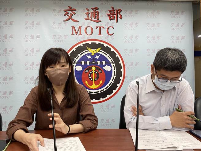 交通部观光局主任秘书林佩君（左）指出，悠游国旅的游乐园入园优惠预算，10月上旬用罄。（陈佑诚摄）