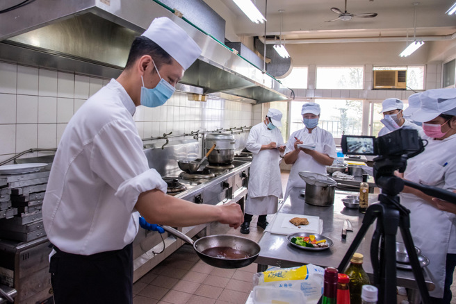 嘉南药理大学承接办理劳动部失业者职业训练班，含括专业服务、餐饮、咖啡等多样化专业课程。(图片/嘉药大学提供)