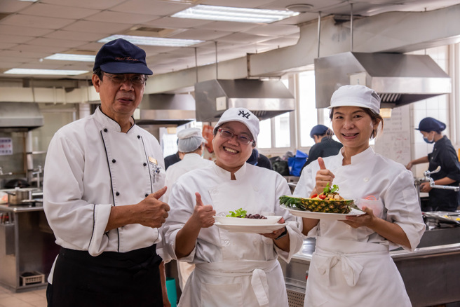 若不方便出国，也能参加「异国料理烹饪技能班」体验异国风情。(图片/嘉药大学提供)