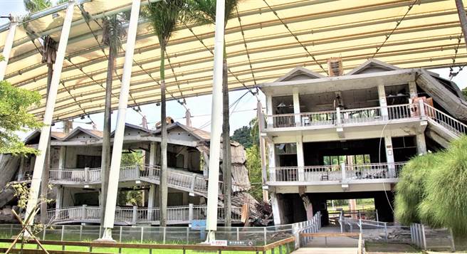 1999年921大地震重創中部，位於車籠埔斷層帶的中市霧峰區光復國中房舍倒塌、操場跑道隆起，景象令人怵目驚心。（科博館提供／陳淑芬台中傳真）