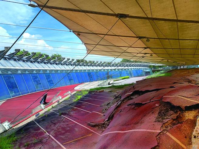 1999年921大地震重創中部，位於車籠埔斷層帶的中市霧峰區光復國中房舍倒塌、操場跑道隆起，景象令人怵目驚心。（科博館提供／陳淑芬台中傳真）