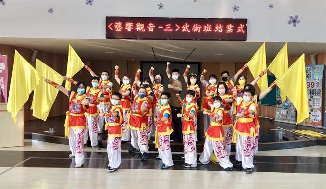 艺响观音第3届武术班结业式，学员穿上表演服装气势十足。（宋坤传艺提供／蔡明亘桃园传真）