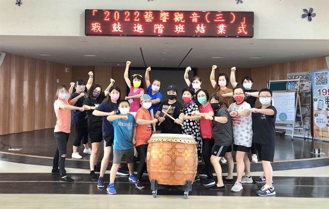 今年修习战鼓进阶班的学员，明年有望升级菁英班。（宋坤传艺提供／蔡明亘桃园传真）