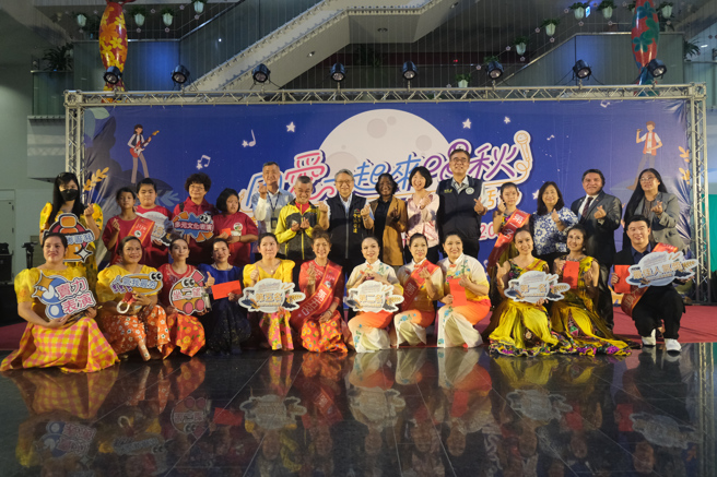 副市长令狐荣达（后排中）、外交部中部办事处副处长曹松茂（后排左六）、圣文森及格瑞那丁大使馆参事Shebby-Ann Dennie（后排右7）移民署台中第一服务站主任王骥（后排右5）及马尼拉经济文化办事处台中劳工中心主任Bienvenido Cerbo, Jr.（后排右2）与得奖团体合照。（图/台中市政府提供）