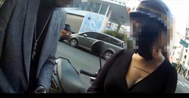 24岁陈姓男子骑车载女友21岁穆姓女子返家，途中违规遭警拦查，过程中又查到陈男是酒驾通缉犯当场上铐并酒测，酒测值达0.67，依公共危险罪移送高雄地检侦办。穆女则依酒驾连坐规定开罚外，穆女哥哥的机车也惨遭吊扣牌照。（翻摄照片／崔正纲高雄传真）