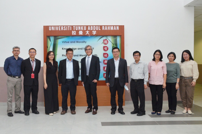 弘光科大副校长张聪民(左五)、国际长田其虎(左四)、秘书李昭妮(左三)拜访马来西亚姊妹。(照片/弘光科大提供)