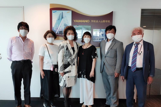 弘光科大国际处日本交流组组长高藤彩丽(右三)与山野美容専门学校人员合影。(照片/弘光科大提供)