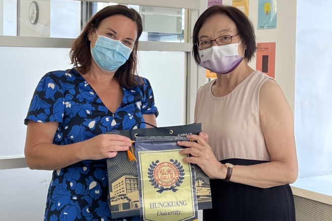 弘光科大校长黄月桂(右)代表致赠礼品给纽约最知名的帕森斯设计学院。(照片/弘光科大提供)