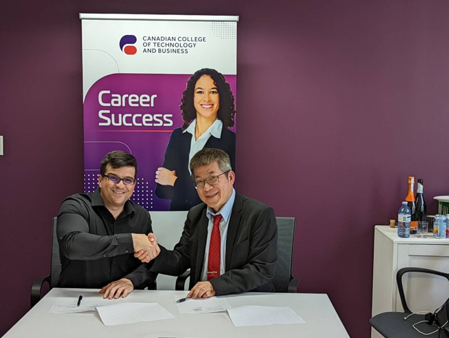 弘光科大国际长田其虎(右)与加拿大科技与商业学院签订合作。(照片/弘光科大提供)