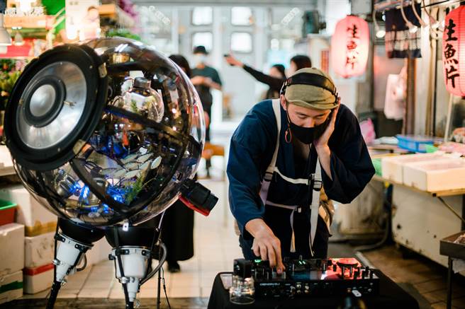 村上大陆汲取市场及海潮音，打造台湾市场的未来之声。（新富町文化市场提供）