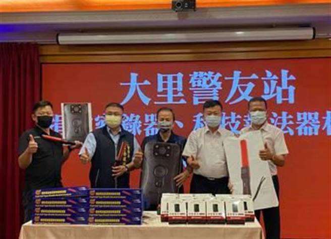 大里警友会赠新型穿戴式摄影机及多功能指挥棒各30组，助员警提升值勤安全。（雾峰警分局提供／潘虹恩台中传真）