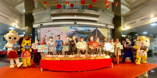 中台湾好玩卡销售达1.68亿元，20日在南投县政府破冰象徵突破。（廖志晃摄）