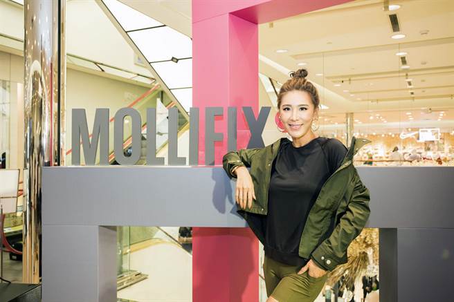 小祯担任MOLLIFIX一日店长，不藏私分享挑选运动服饰的秘诀，并与现场粉丝做互动。（MOLLIFIX提供）