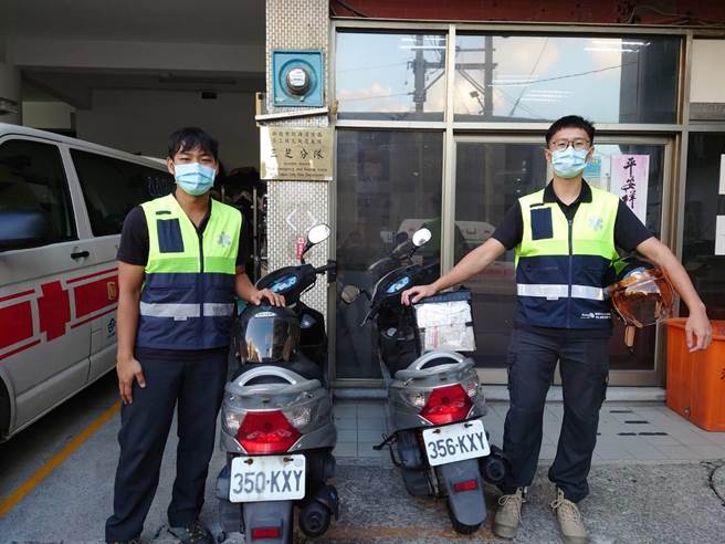 新北市三芝區19日晚間有名70歲的老翁在家突然倒地失去生命跡象，三芝分隊2名隊員洪豊菘（左）、郭志峯（右）在支援的救護車趕抵現場前，立刻帶著AED趕去為老翁急救，成功在現場江老翁救回，隨後由到達現場的石門分隊消防車接手後續的送醫治療。(新北市消防局提供)