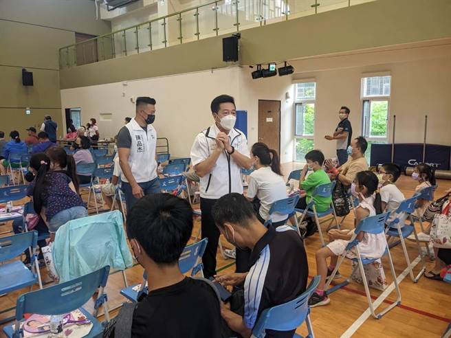 参选桃园市长遭民进党开除党籍的郑宝清，20日痛批民进党侧翼打手的民调不实，企图制造蓝绿两强队决的政治假象，边缘化他的政治声势。(郑宝清提供／蔡依珍桃园传真)