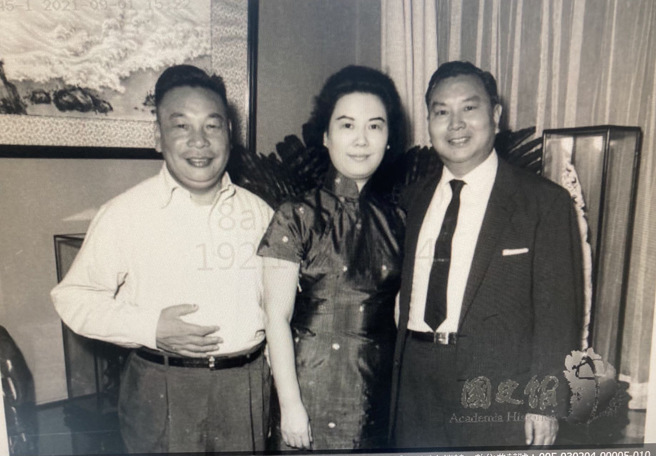 蒋经国与王新衡（照片：作者郭冠英提供）